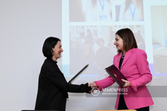 Anahit Avanesyan y Zhanna Andreasyan firmaron una orden 
oficial para introducir un nuevo programa de educación 
profesional de posgrado